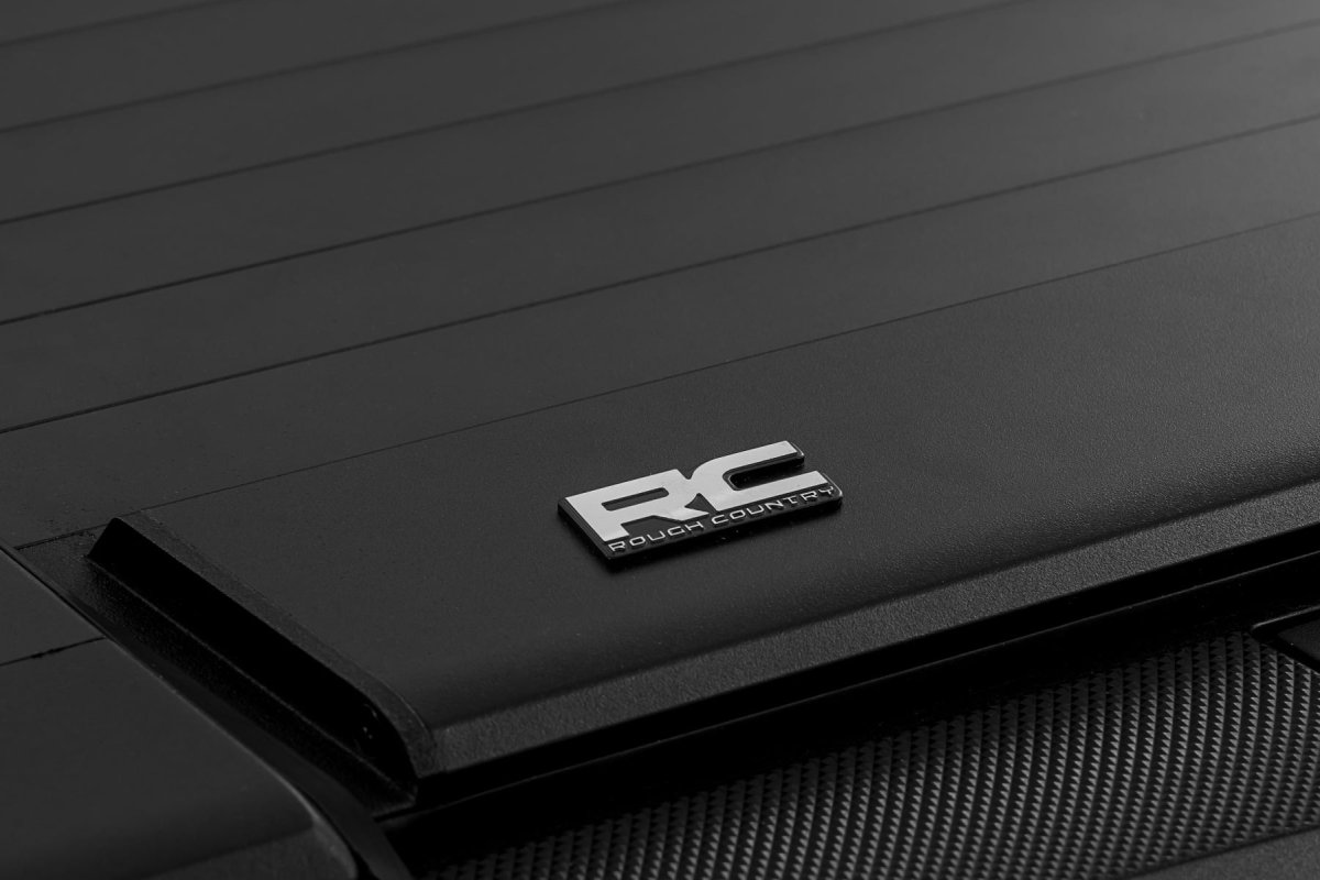 Chevrolet Silverado 1500 Manual Retractable Bed Cover - Rough Country - Matte Black - '14-'18